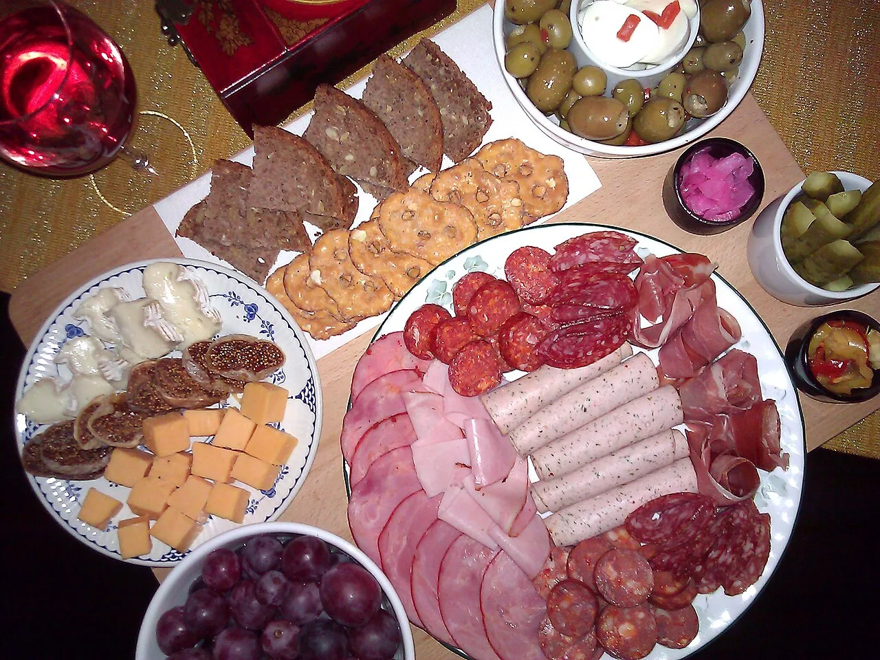 Queijos curados, embutidos e vinho: alimentos com histamina podem desencadear enxaqueca