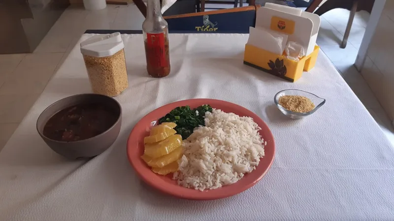 Raízes Bistrô serve café, almoço e feijoada de sábado em ambiente cercado de verde