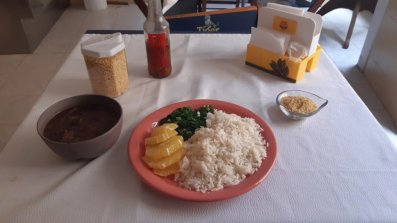 Raízes Bistrô serve café, almoço e feijoada de sábado em ambiente cercado de verde