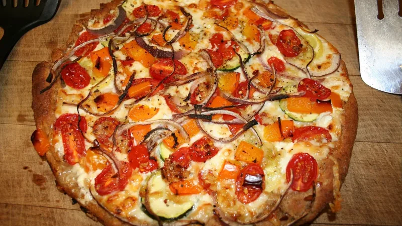 Receita: pizza com massa de abobrinha para um domingo mais leve