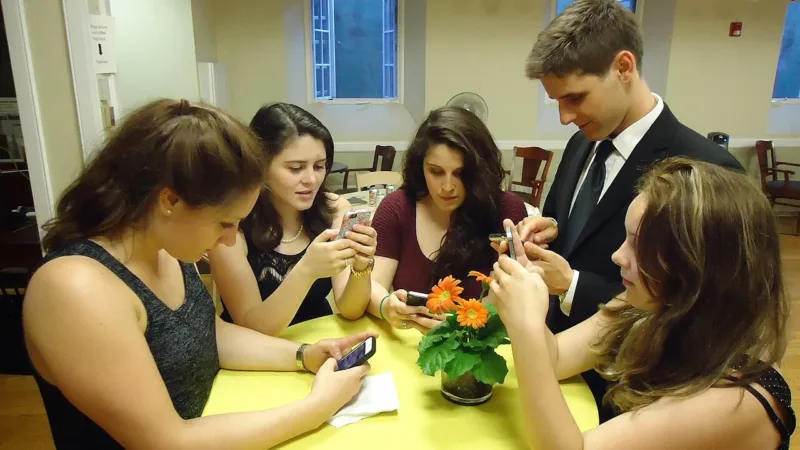 Relatório Mundial da Felicidade 2026: até uma hora de redes sociais por dia faz bem aos jovens; excesso, não
