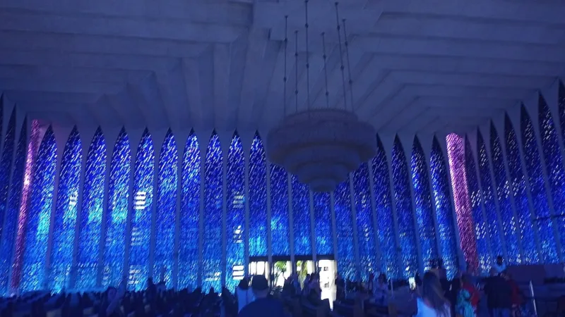 Santuário Dom Bosco: 80 colunas, vitrais em 12 tons de azul e lustre de 7.400 peças de murano