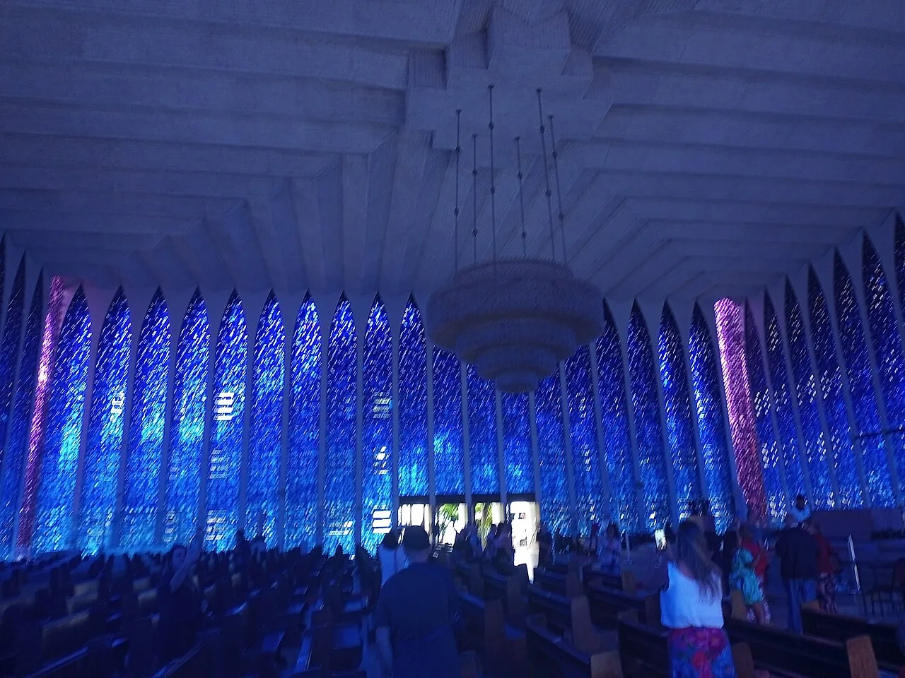Santuário Dom Bosco: 80 colunas, vitrais em 12 tons de azul e lustre de 7.400 peças de murano