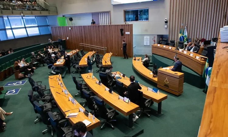 Sessão tem críticas à Neoenergia, hospitais privados e mudança em escola de Taguatinga