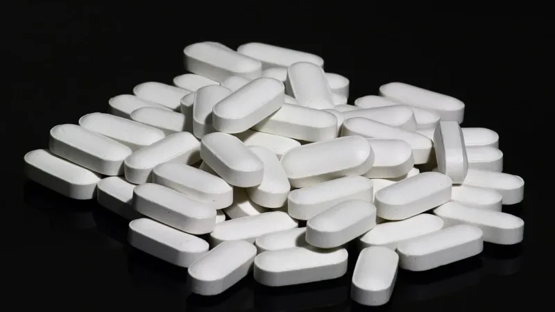 Suplementar vitamina D e cálcio por conta própria pouco protege contra fraturas, aponta revisão
