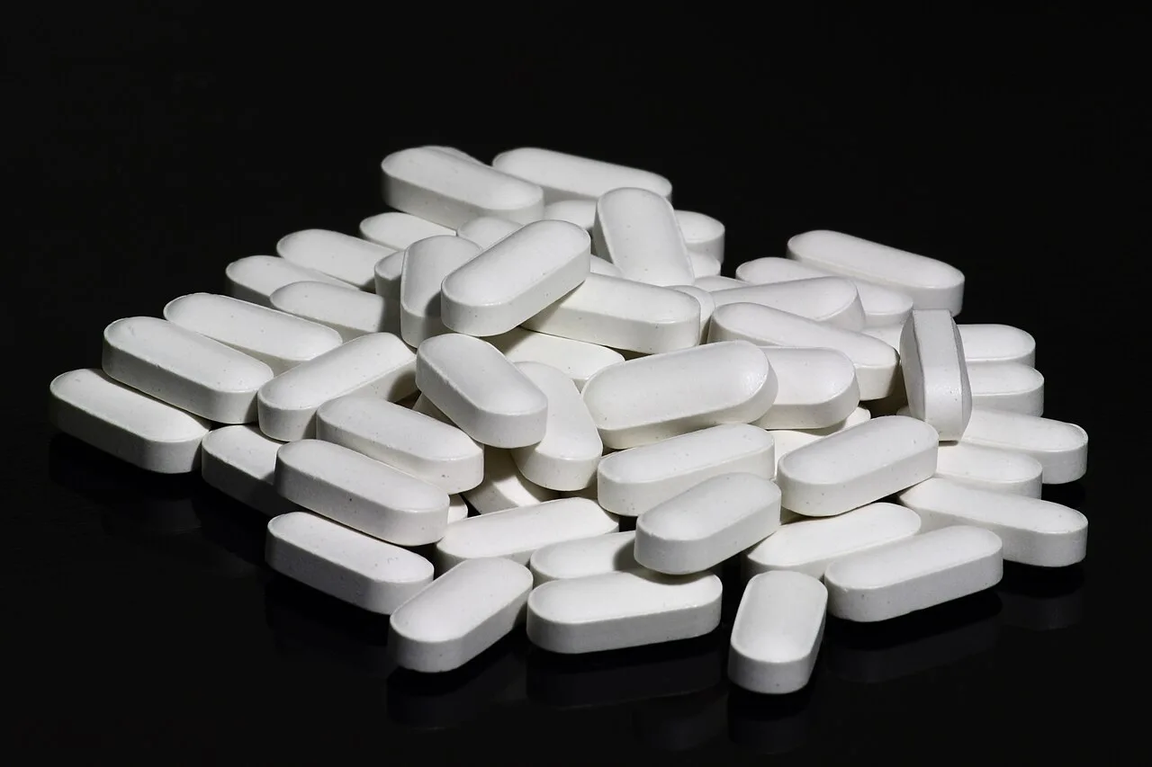 Suplementar vitamina D e cálcio por conta própria pouco protege contra fraturas, aponta revisão