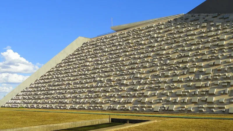 Teatro Nacional Claudio Santoro: a pirâmide de Niemeyer dedicada às artes e o maestro que lhe dá nome