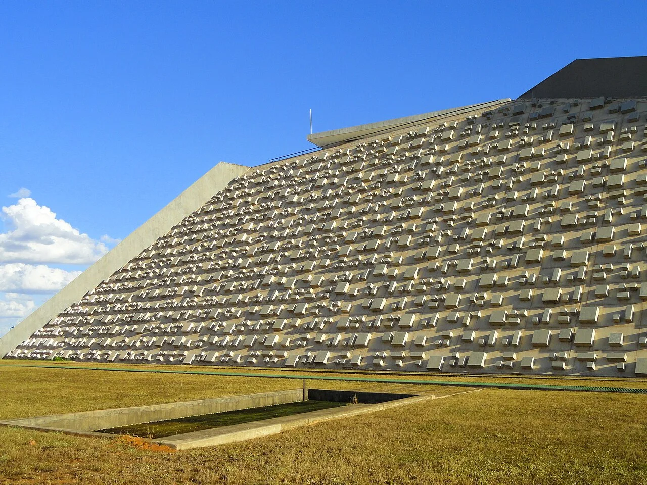 Teatro Nacional Claudio Santoro: a pirâmide de Niemeyer dedicada às artes e o maestro que lhe dá nome