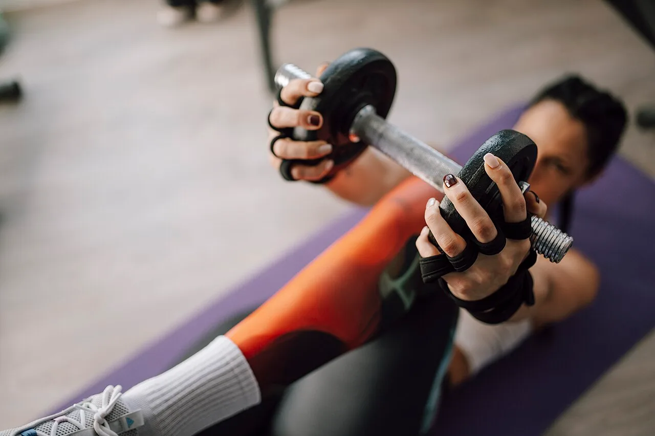 Tomar creatina sem treinar faz efeito? Entenda o que acontece no corpo