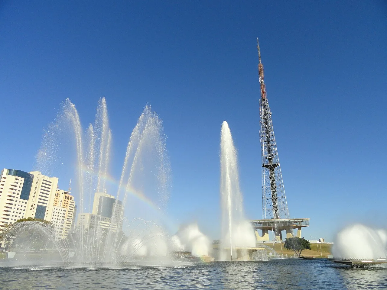 Torre de TV: mirante gratuito a 75 metros, feira de artesanato e Museu Nacional de Gemas
