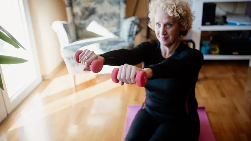Treino de força na terceira idade preserva músculos, equilíbrio e independência