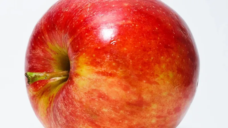 Uma maçã por dia: o que a fruta oferece ao coração, ao intestino e às células