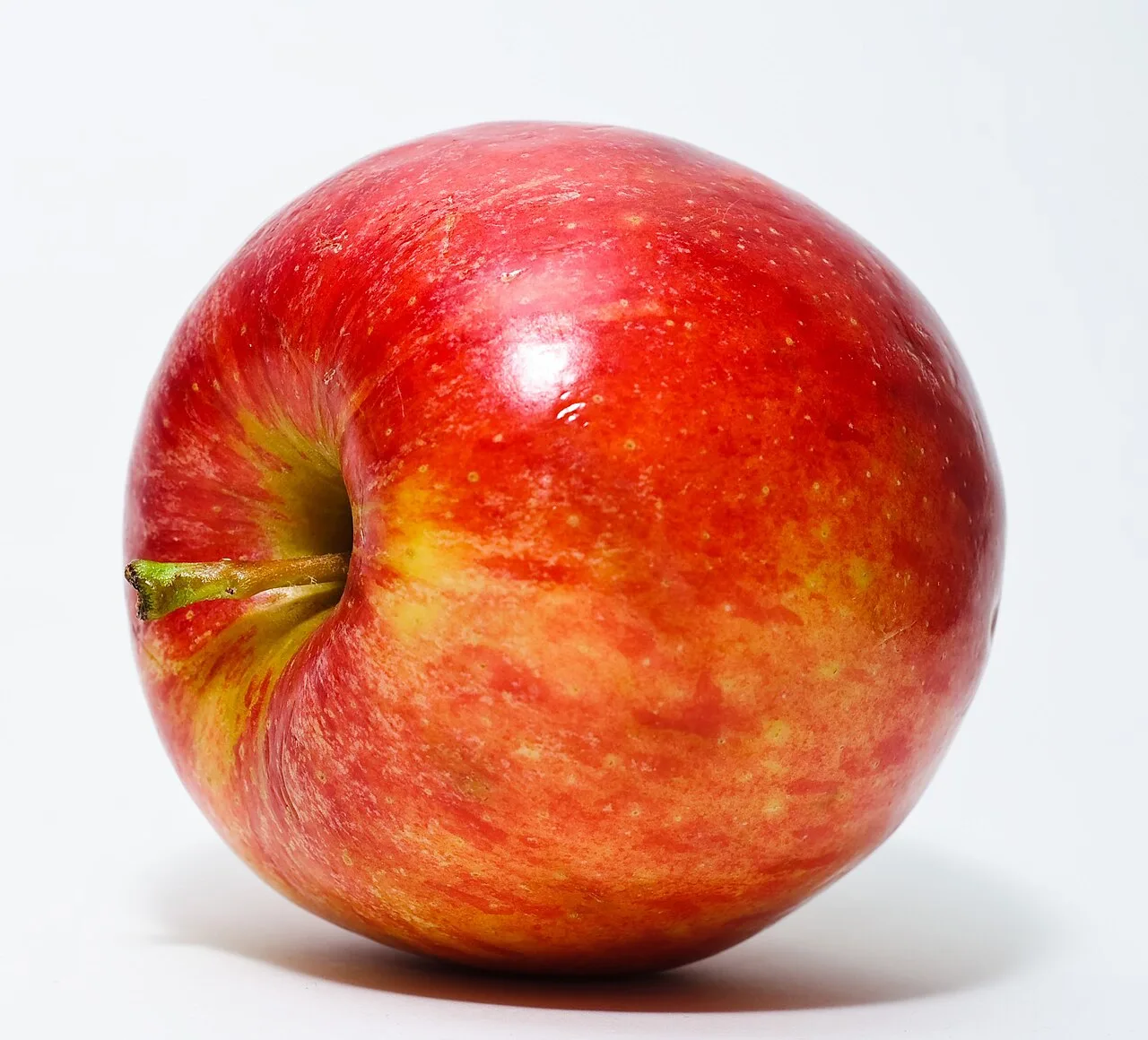 Uma maçã por dia: o que a fruta oferece ao coração, ao intestino e às células