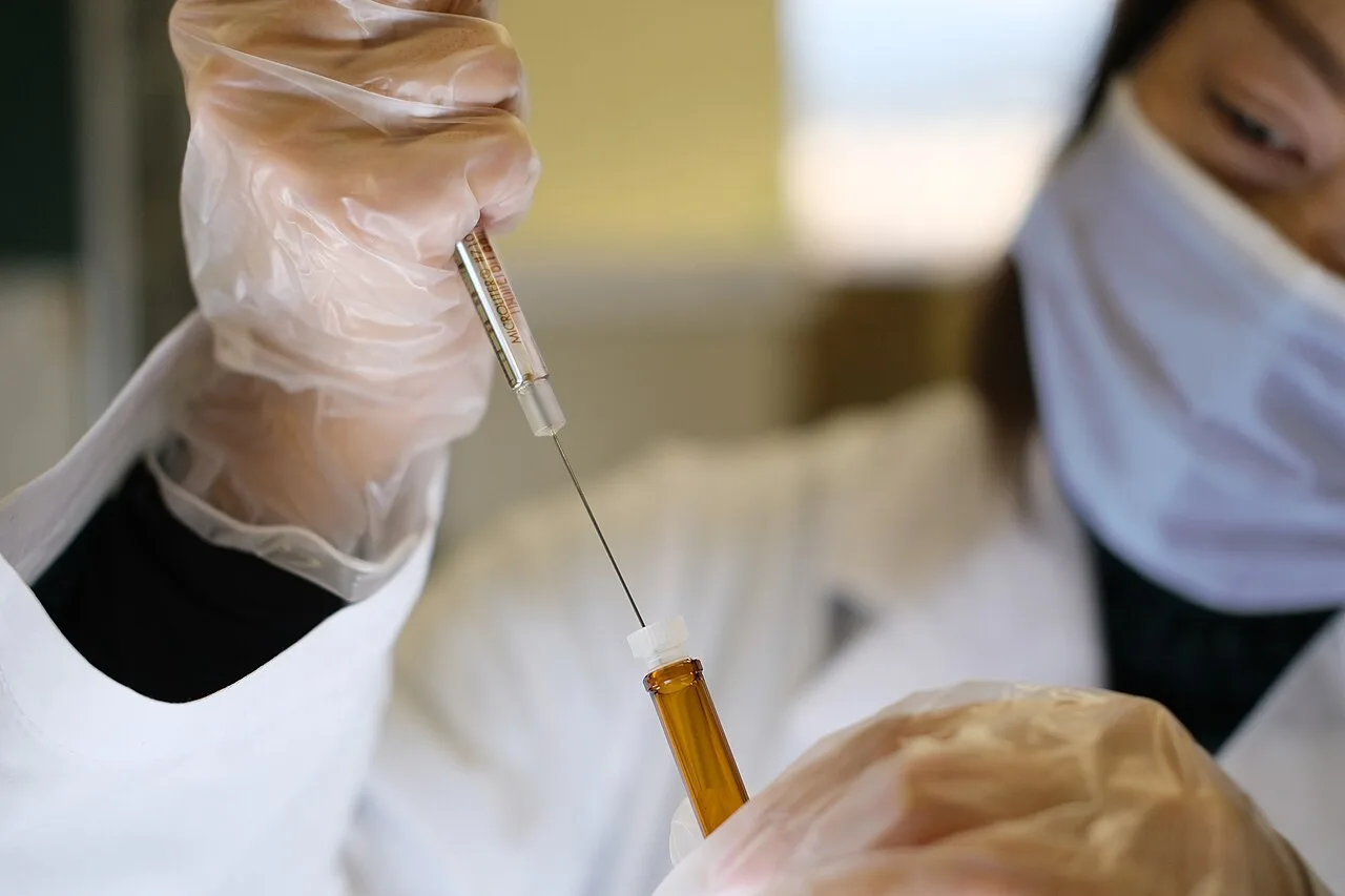 Vacina russa de mRNA contra o câncer gera expectativa, mas cientistas pedem cautela