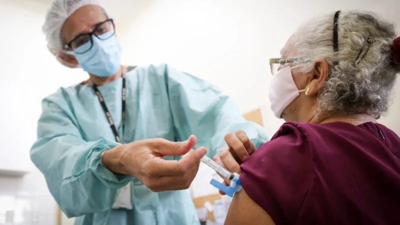 DF recebe 13,3 mil doses extras da pneumo 20 para vacinar idosos com 85 anos ou mais