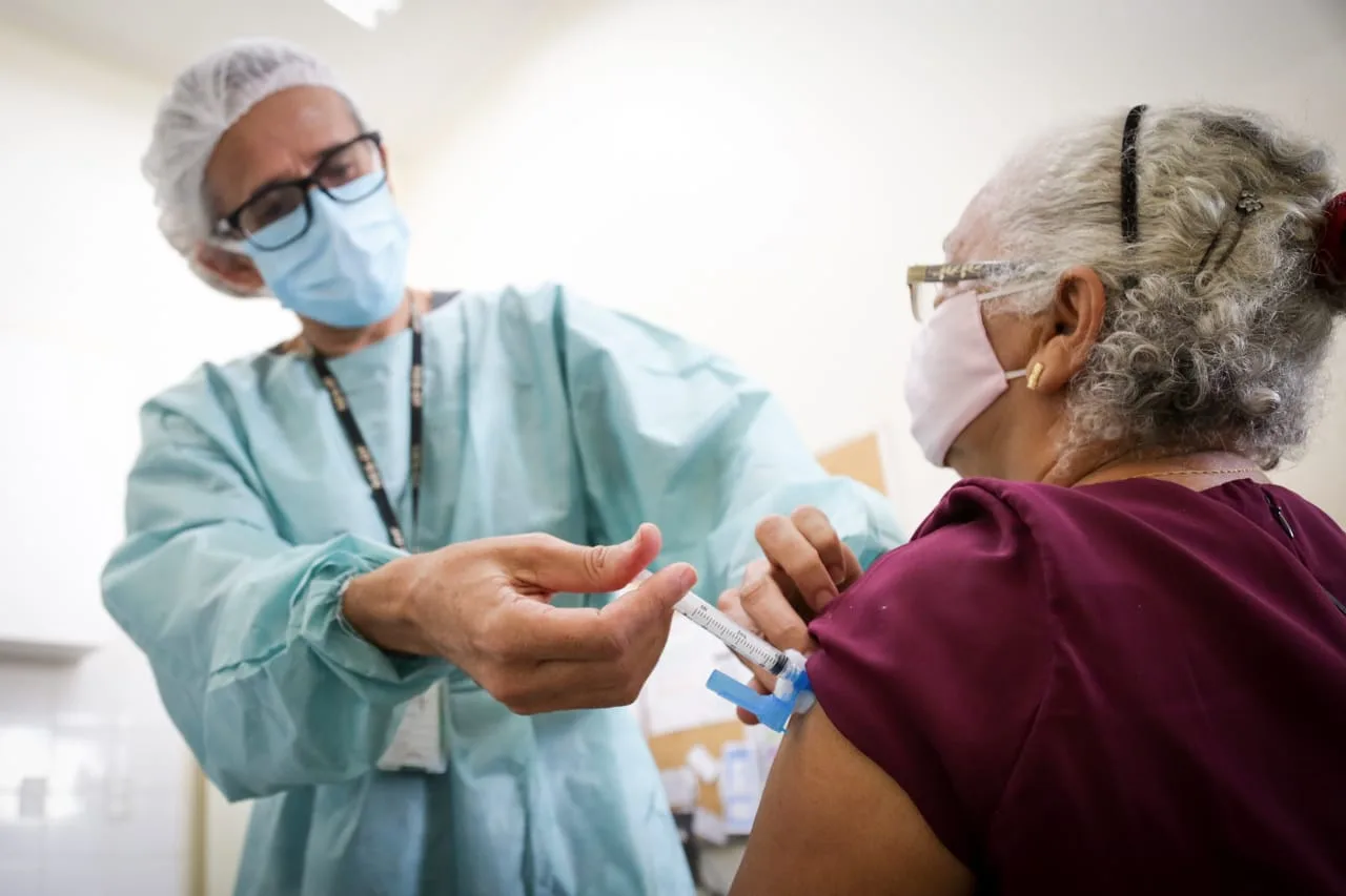 DF recebe 13,3 mil doses extras da pneumo 20 para vacinar idosos com 85 anos ou mais