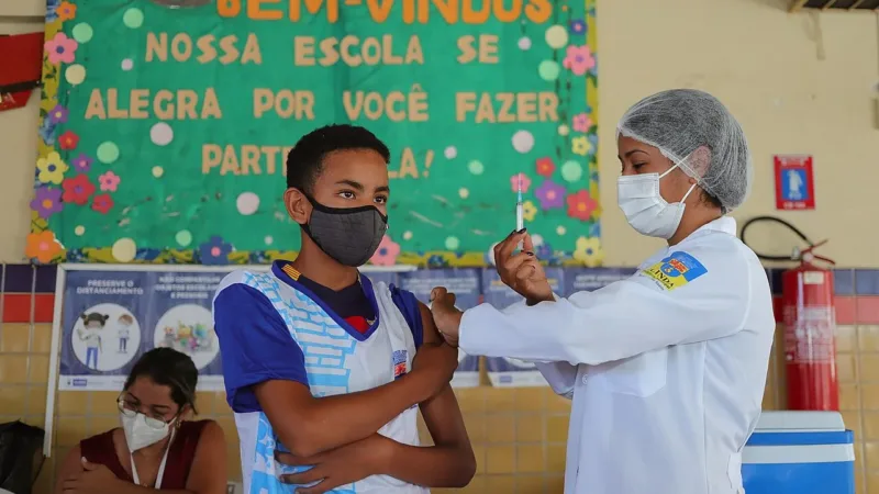 Vacinação nas escolas públicas do DF mira 365,5 mil alunos em ação do Saúde na Escola