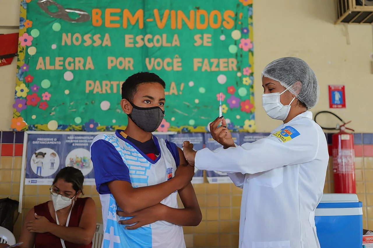 Vacinação nas escolas públicas do DF mira 365,5 mil alunos em ação do Saúde na Escola