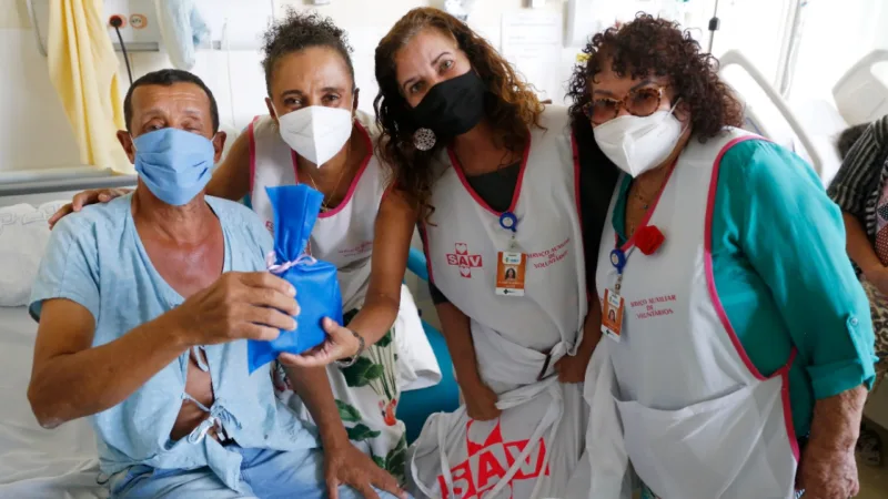 Voluntários transformam tempo em cuidado há 61 anos no Hospital de Base