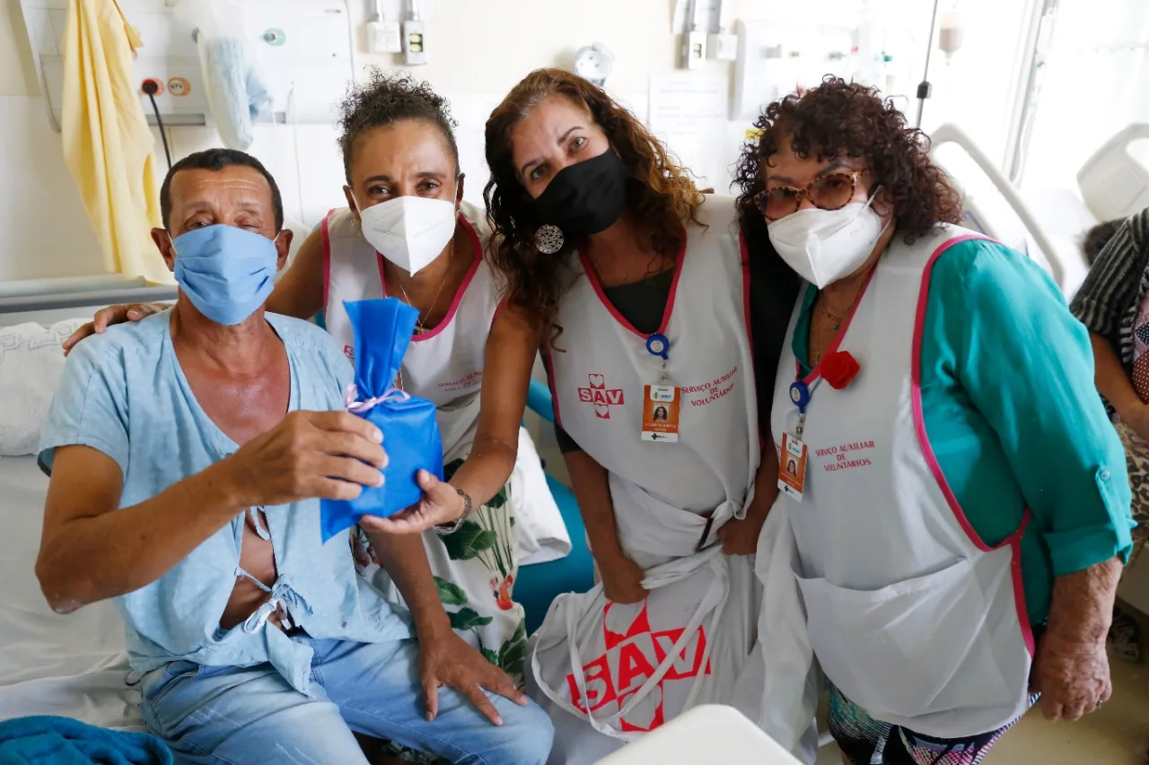 Voluntários transformam tempo em cuidado há 61 anos no Hospital de Base