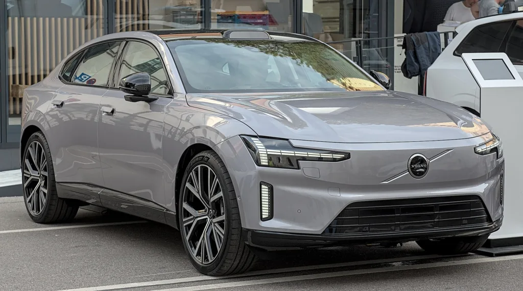 Volvo ES90: 680 cv e até 700 km de autonomia no sedã elétrico mais potente da marca sueca