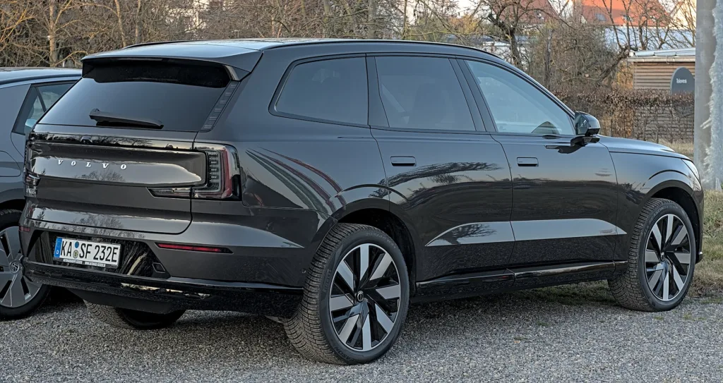 Volvo EX90: 517 cv, sete lugares e faróis com um milhão de pixels no SUV mais seguro da marca