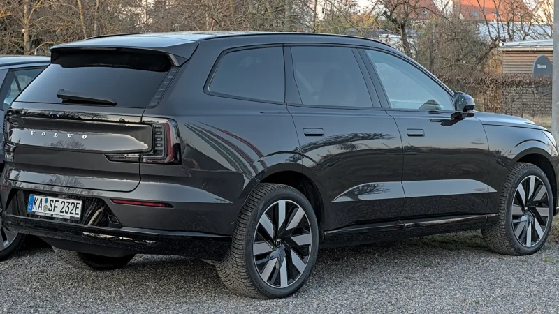 Volvo EX90: 517 cv, sete lugares e faróis com um milhão de pixels no SUV mais seguro da marca