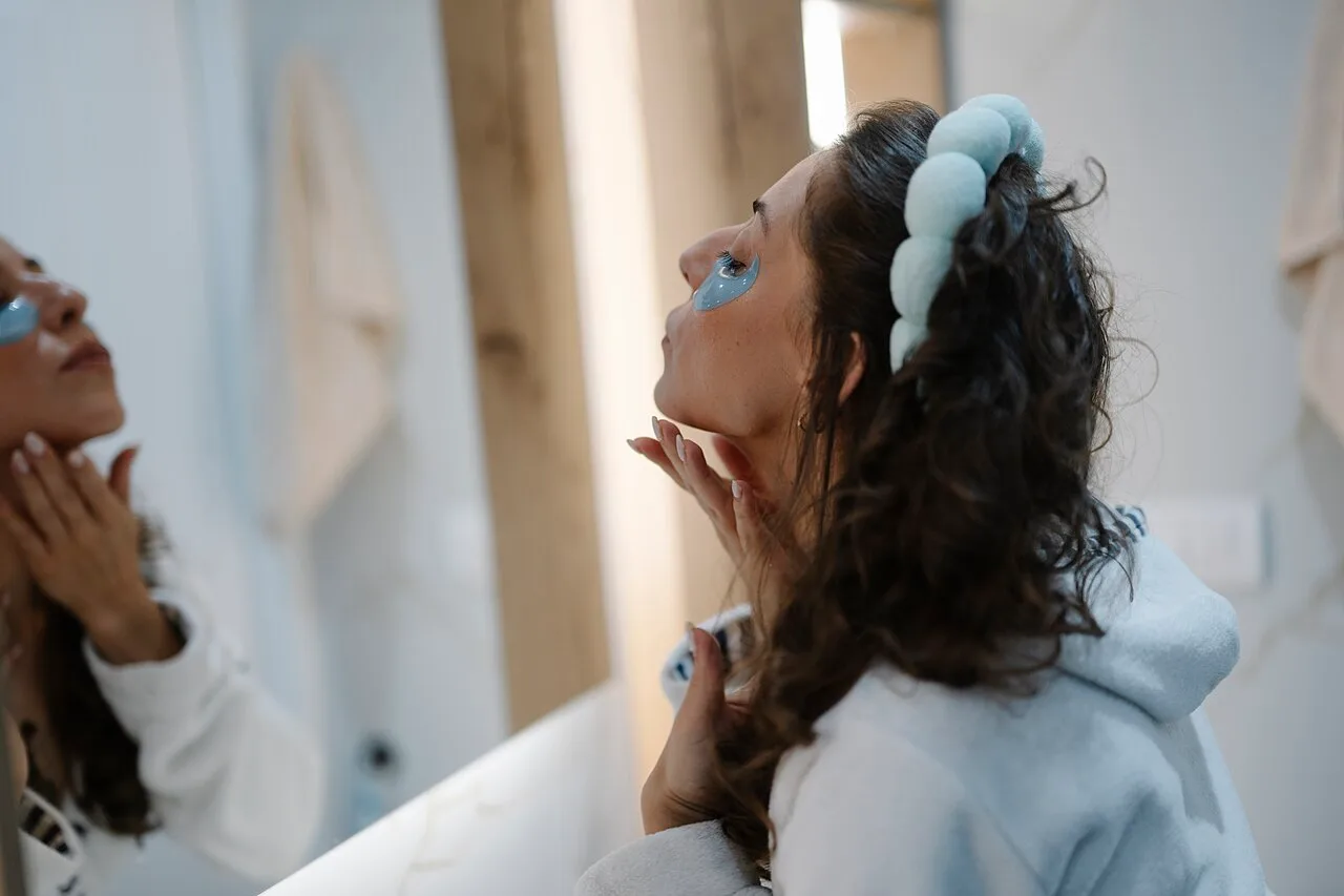 Zinco contra a acne: como o mineral age na pele e por que exige orientação médica