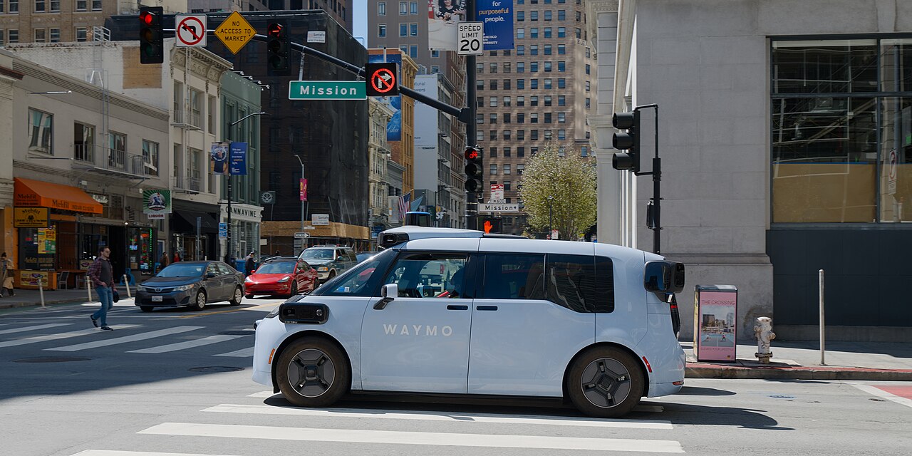 Waymo Ojai circulando em San Francisco, em 2026