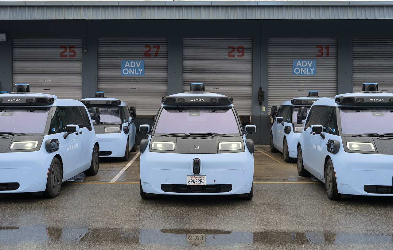Veículo da Waymo na garagem: a nova geração chega às ruas