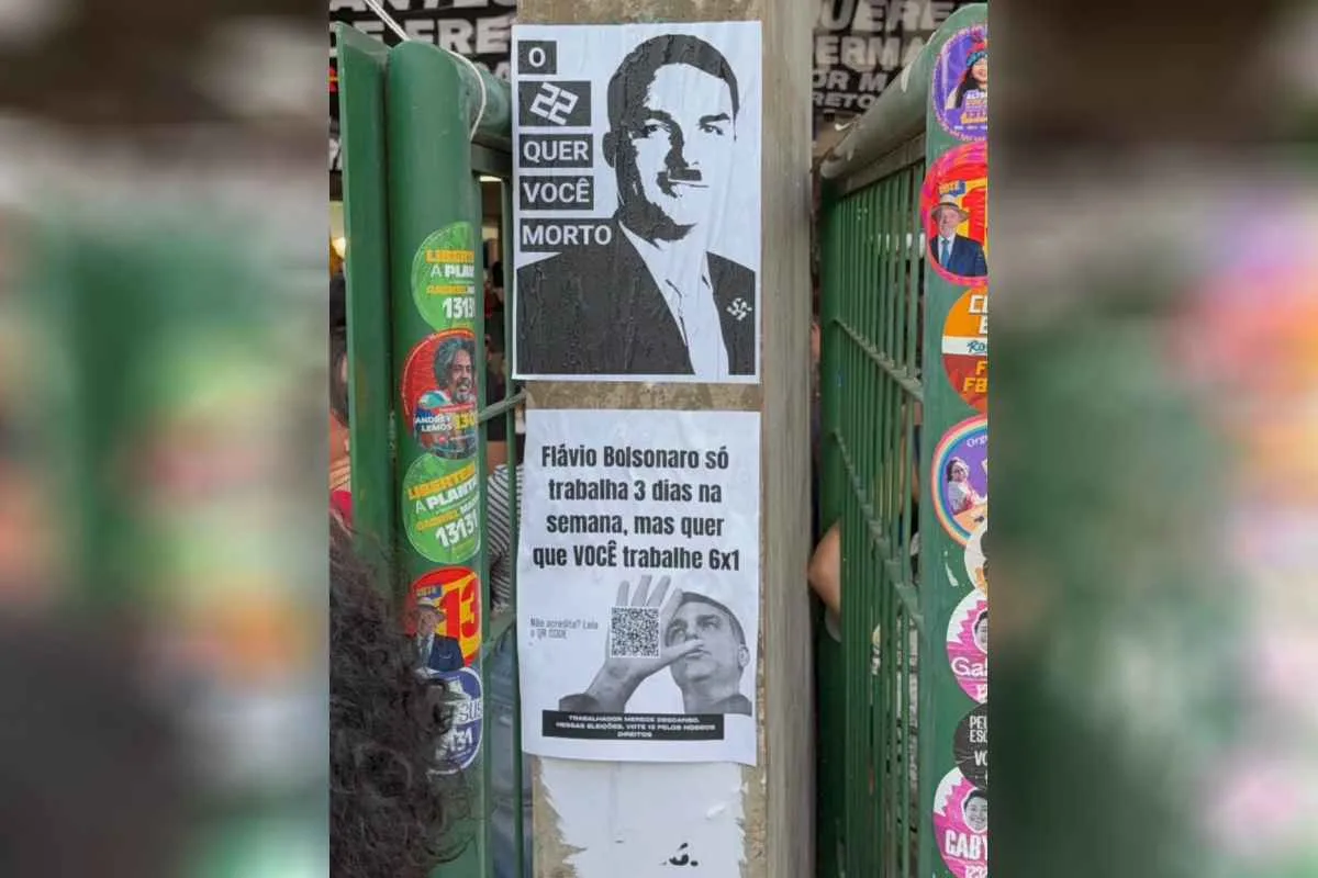 Cartaz com Flávio Bolsonaro como Hitler colocado na UnB não tinha autorização, diz universidade