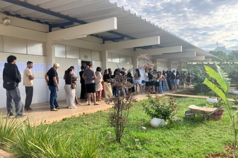 Após fim do horário de votação, filas ainda tomam conta de seções no DF