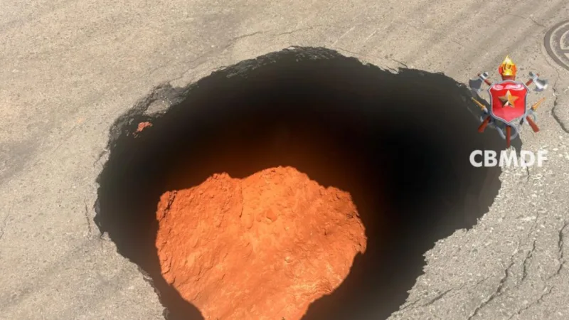 Cratera de 4 metros de profundidade se abre em via da 714 Norte, na Asa Norte