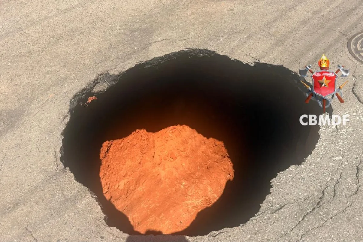Cratera de 4 metros de profundidade se abre em via da 714 Norte, na Asa Norte
