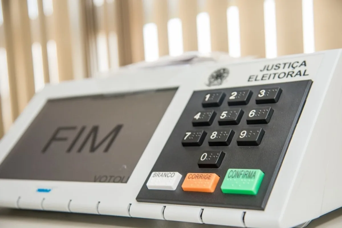 Eleitor é preso em flagrante após colar tecla de urna em seção eleitoral de Ceilândia
