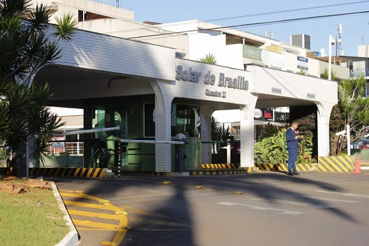 Morador é preso por desacato após discutir com PM que faz a segurança da casa de Bolsonaro