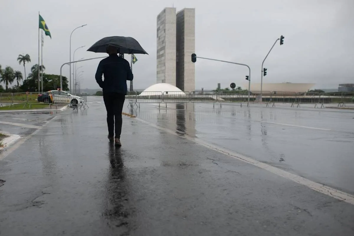DF começa a semana sob alerta para chuvas intensas; veja a previsão