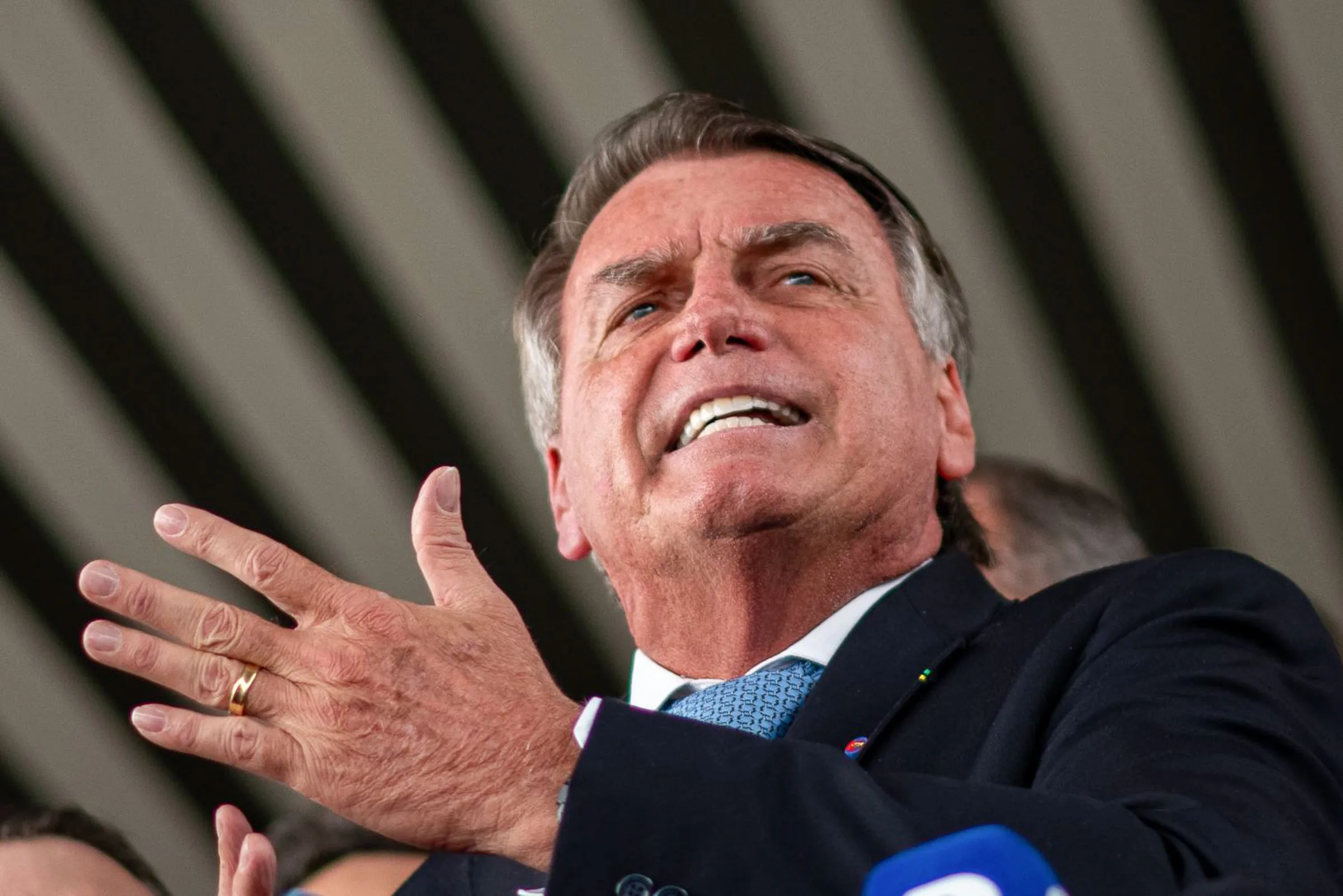 Damares diz que Bolsonaro passou mal em casa: “momento mais triste”
