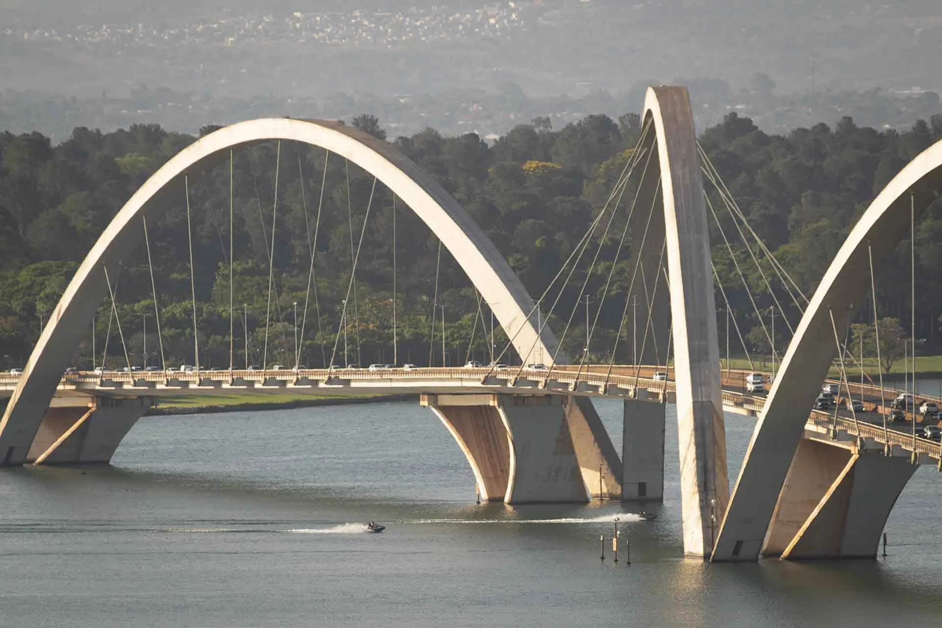 Vistoria do MPDFT aponta comércio irregular, lixo e fogueiras na orla do Lago Paranoá