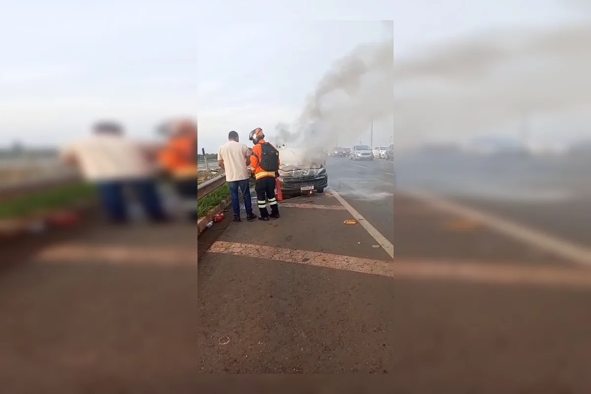 Carro pega fogo na DF-480, no Gama, e espalha fumaça intensa