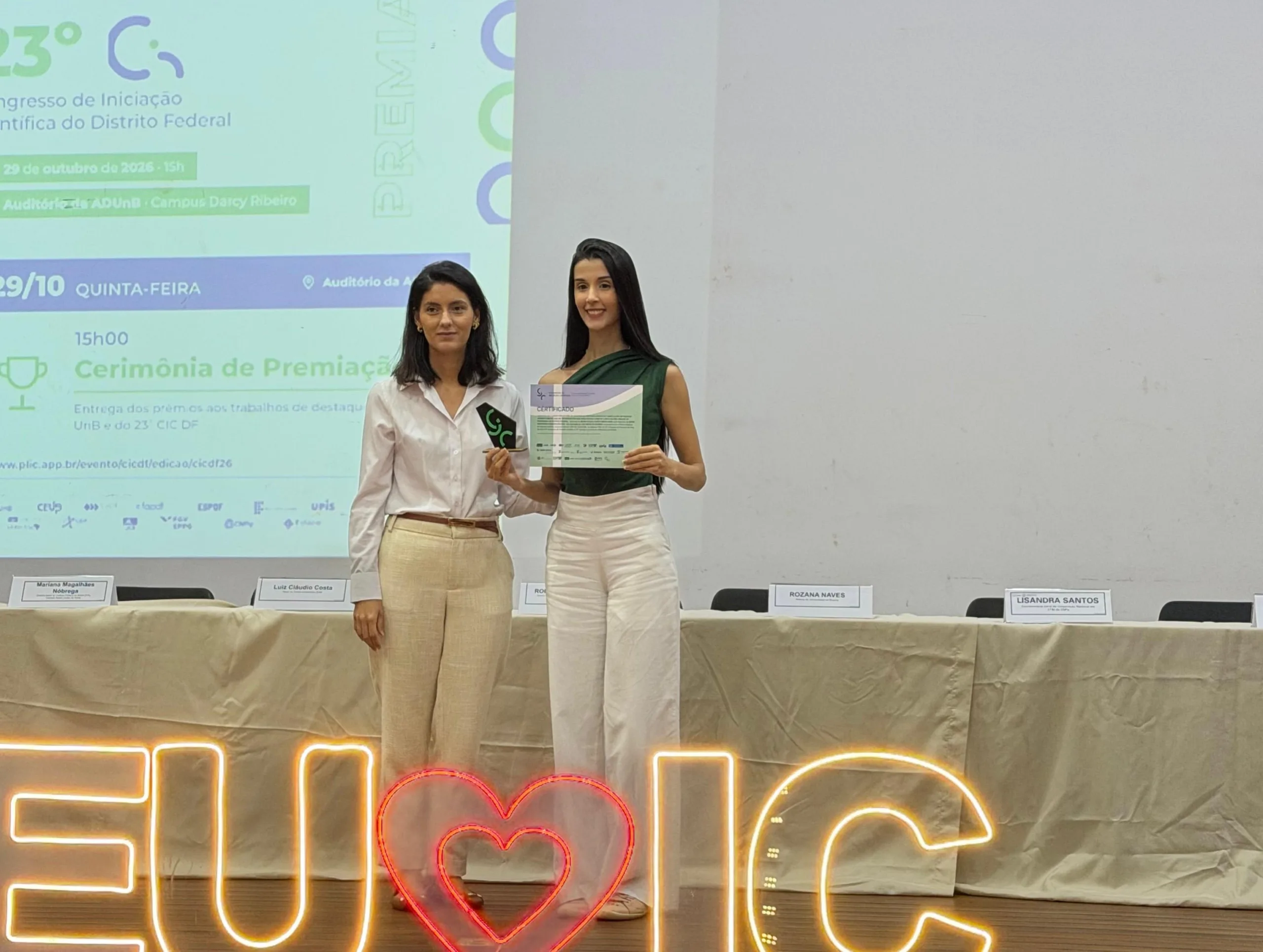 Pesquisa de estudantes de medicina da Escs sobre tuberculose latente em pessoas com HIV é premiada em congressos de iniciação científica