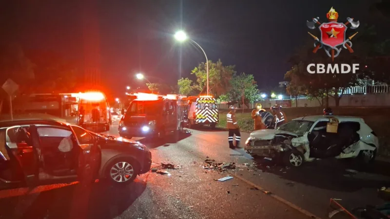 Acidente entre dois carros na Asa Norte deixa quatro pessoas feridas