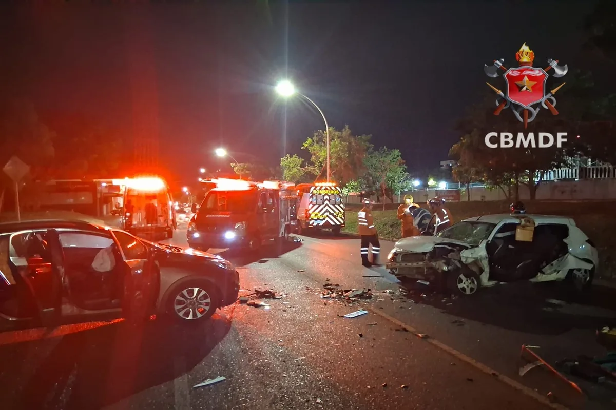 Acidente entre dois carros na Asa Norte deixa quatro pessoas feridas