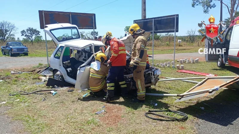 Colisão frontal deixa vítimas presas às ferragens na BR-251, no DF