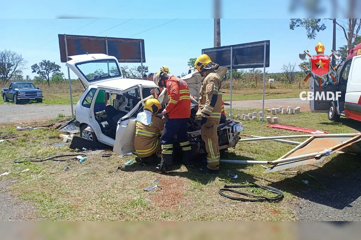 Colisão frontal deixa vítimas presas às ferragens na BR-251, no DF