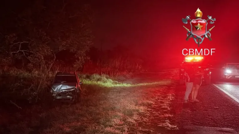Mulher é hospitalizada após dois carros saírem da pista na DF-001
