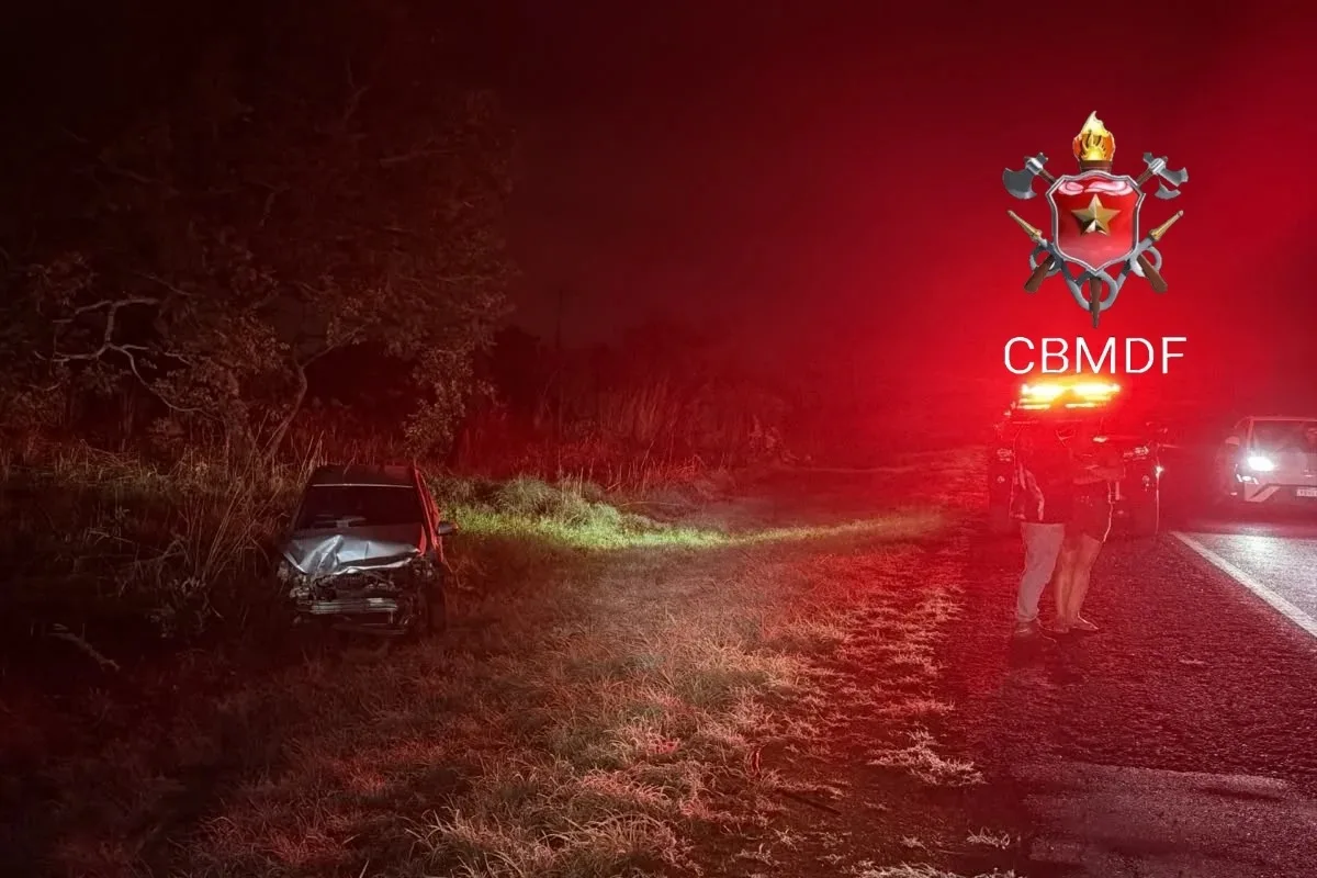 Mulher é hospitalizada após dois carros saírem da pista na DF-001