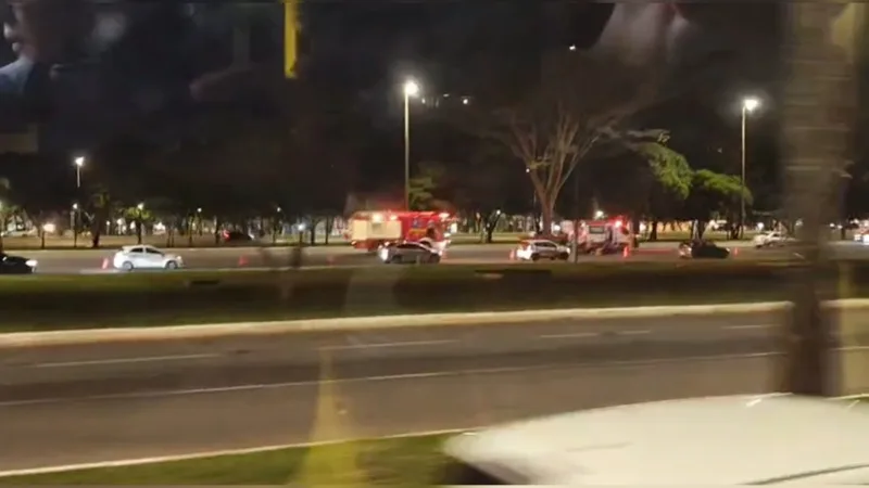 Acidente entre carro e moto causa engarrafamento de quilômetros no Eixão Sul