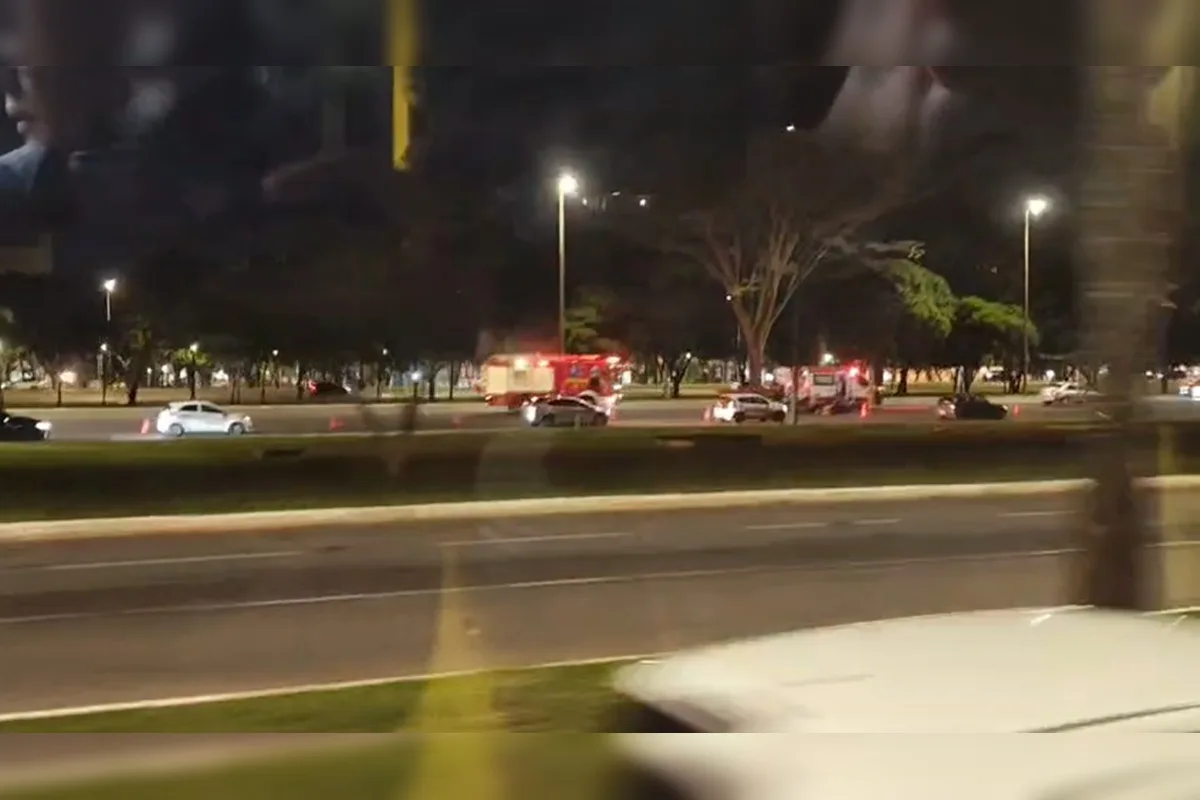 Acidente entre carro e moto causa engarrafamento de quilômetros no Eixão Sul