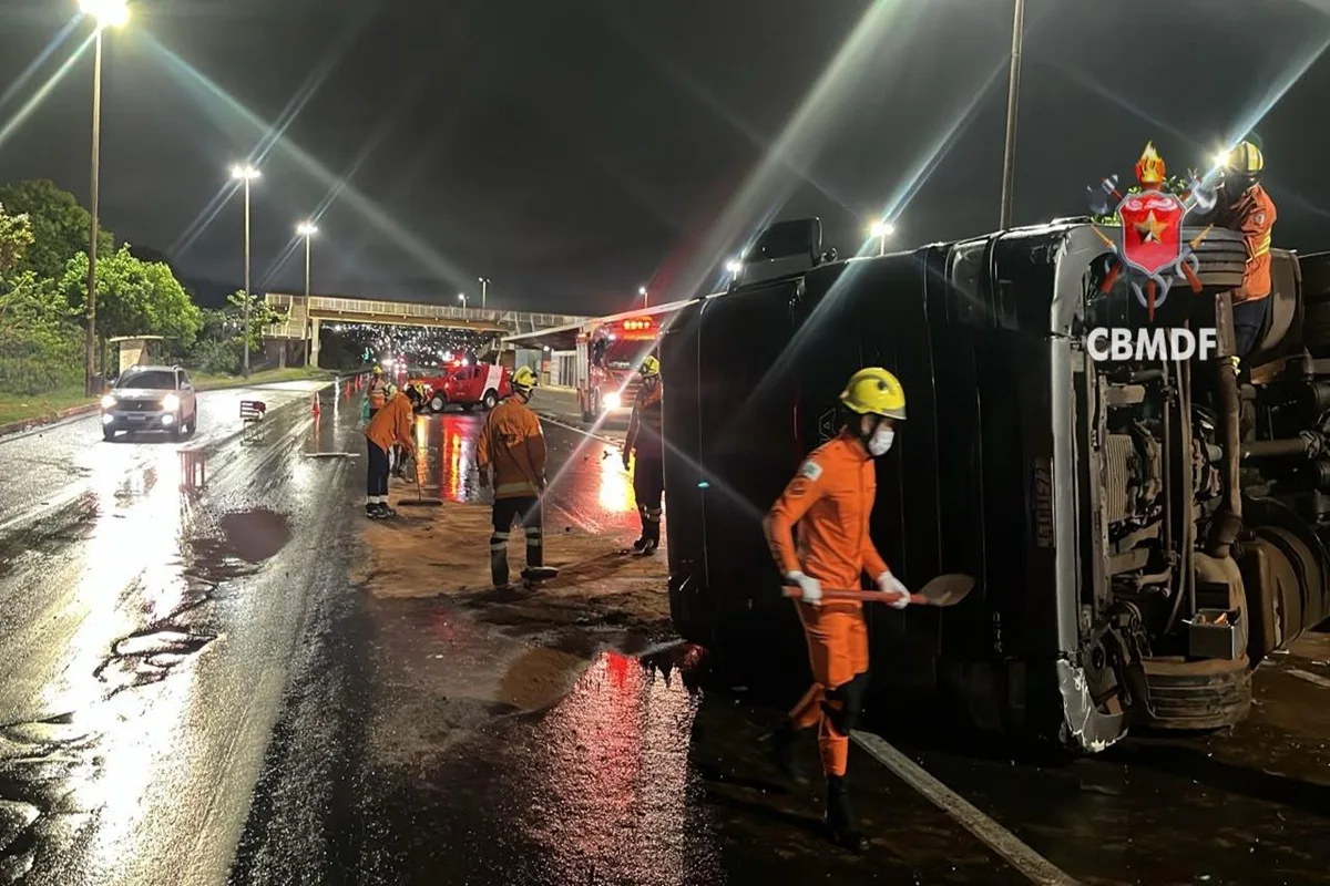 Epia Sul segue interditada no sentido Gama após carreta tombar; DER-DF não tem previsão de liberação